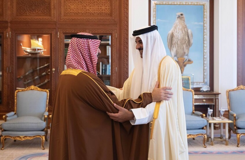 أمير قطر يبحث مع وزير الدفاع السعودي العلاقات الثنائية والوضع في المنطقة
