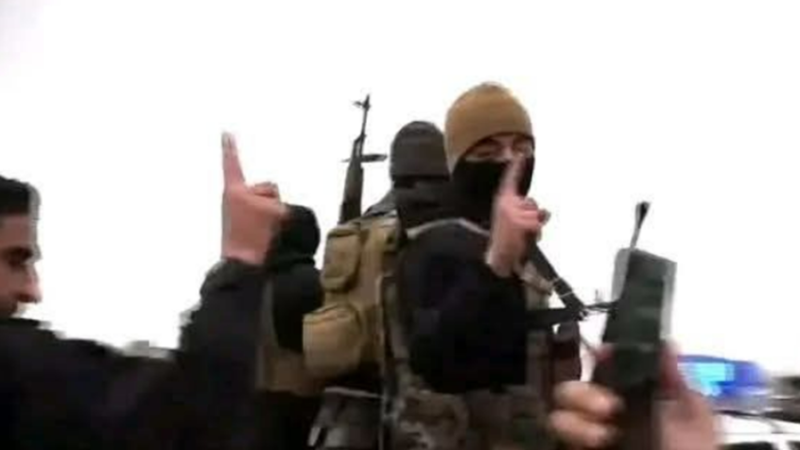 الداخلية السورية تكشف معنى حركة رفع السبابة (فيديو)