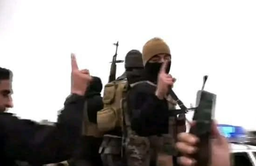 الداخلية السورية تكشف معنى حركة رفع السبابة (فيديو)