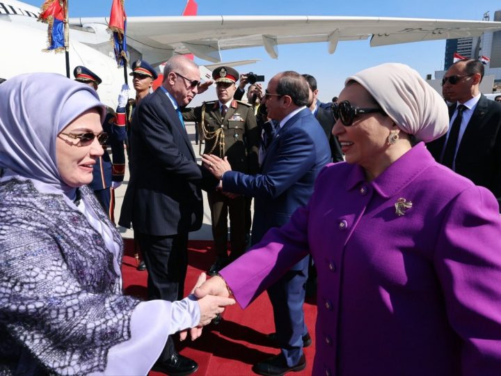 أردوغان يصل مصر مع قرينته ويعقد اجتماعا مغلقا مع السيسي