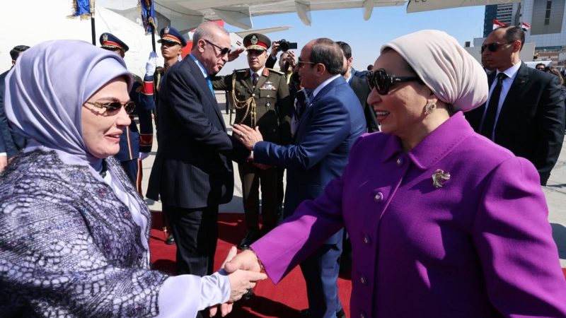 أردوغان يصل مصر مع قرينته ويعقد اجتماعا مغلقا مع السيسي