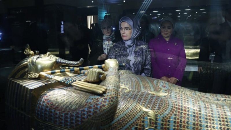 أمينة أردوغان تتغنى بالحضارة المصرية بعد زيارة المتحف الكبير وأهرامات الجيزة.. وانتصار السيسي تعلق