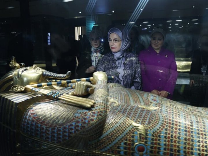 أمينة أردوغان تتغنى بالحضارة المصرية بعد زيارة المتحف الكبير وأهرامات الجيزة.. وانتصار السيسي تعلق