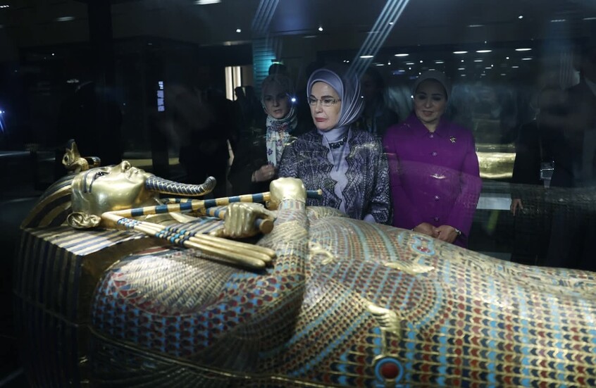 أمينة أردوغان تتغنى بالحضارة المصرية بعد زيارة المتحف الكبير وأهرامات الجيزة.. وانتصار السيسي تعلق