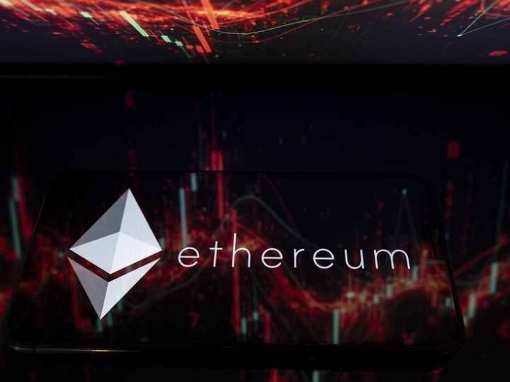 إيثيريوم عند أدنى مستوياتها منذ مايو 2025 وسط حالة من الترقب في سوق العملات الرقمية