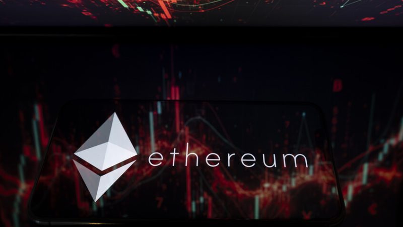 إيثيريوم عند أدنى مستوياتها منذ مايو 2025 وسط حالة من الترقب في سوق العملات الرقمية