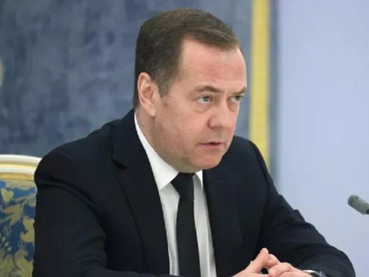 مدفيديف يعلق على انتهاء مفعول معاهدة “نيو ستارت”: الشتاء قادم (صورة)