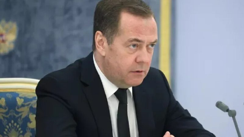 مدفيديف يعلق على انتهاء مفعول معاهدة “نيو ستارت”: الشتاء قادم (صورة)