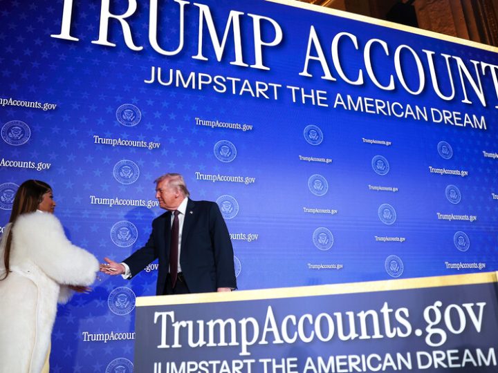 “كان مزيفا”.. “المعجبة الأولى” بالرئيس ترامب تشكك في الهبوط على القمر العام 1969 (فيديو)