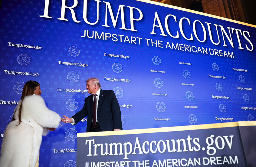 “كان مزيفا”.. “المعجبة الأولى” بالرئيس ترامب تشكك في الهبوط على القمر العام 1969 (فيديو)