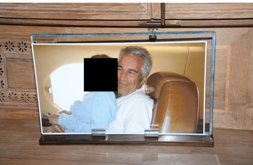 اختطفت ابنتها فور ولادتها.. مراهقة تتهم المجرم الجنسي إبستين باستخدامها “حاضنة بشرية” لإنجاب طفل سري