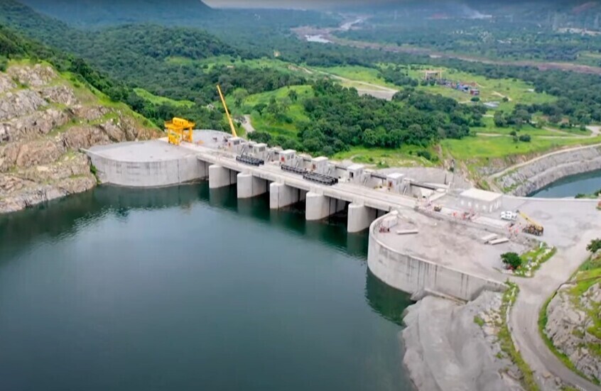 “ينصب الشباك للكل”.. إعلامي مصري يعلق على تصريحات آبي أحمد بالتشارك حول “سد النهضة” والبحر الأحمر