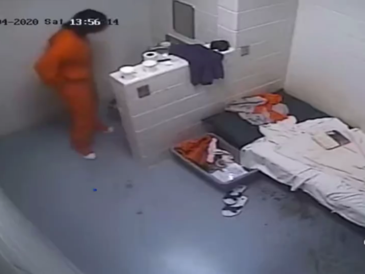 كاميرا مراقبة سرية تفضح لقطات من حياة مساعدة المجرم الجنسي إبستين في السجن (فيديو)