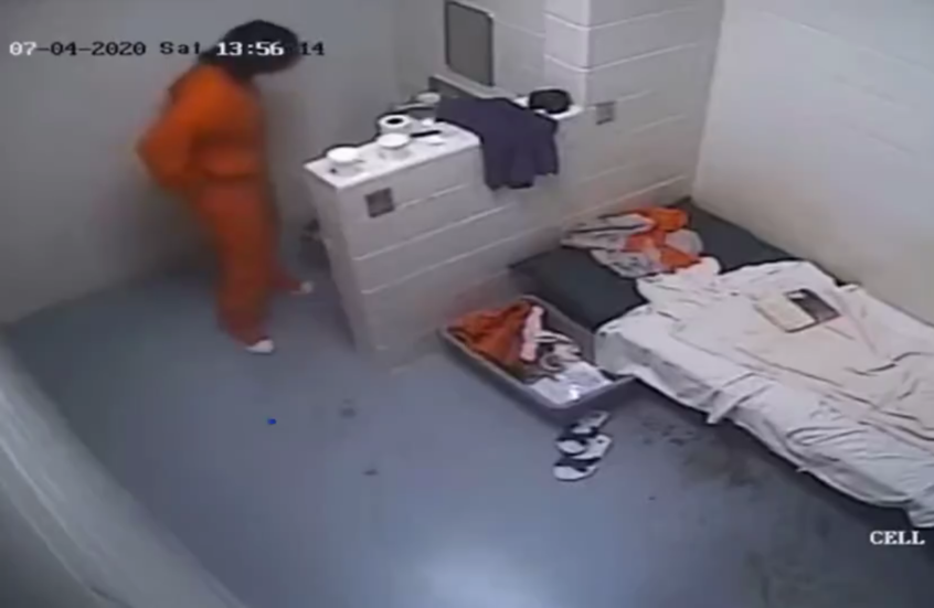 كاميرا مراقبة سرية تفضح لقطات من حياة مساعدة المجرم الجنسي إبستين في السجن (فيديو)