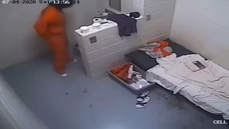 لقطات سرية تكشف حياة غيسلين ماكسويل داخل الزنزانة (فيديو)