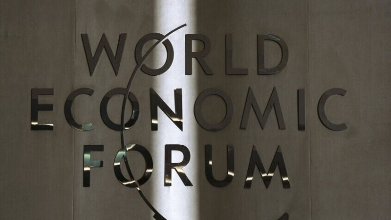 “دافوس” يحقق في علاقة رئيسه بريندي بإبستين بناء على وثائق سرية