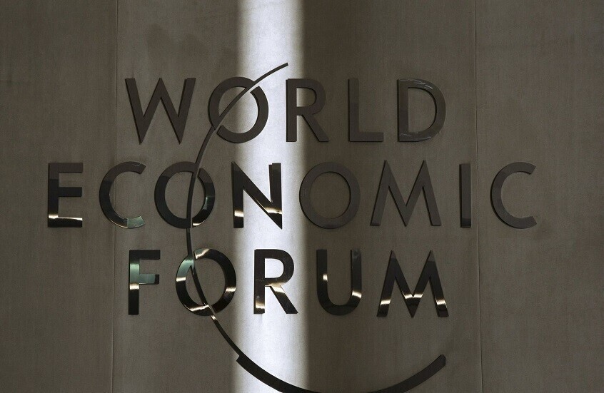 “دافوس” يحقق في علاقة رئيسه بريندي بإبستين بناء على وثائق سرية