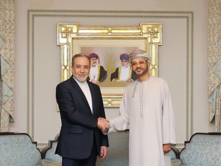 مسقط تجري مشاورات تمهيدية مع الوفدين الإيراني والأمريكي