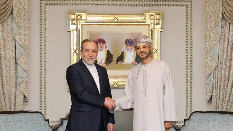 مسقط تجري مشاورات تمهيدية مع الوفدين الإيراني والأمريكي
