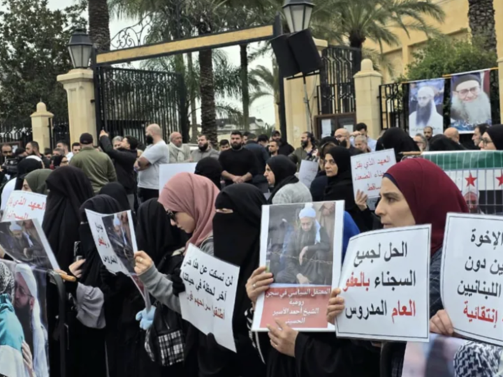 وقفة احتجاجية لأنصار أحمد الأسير في صيدا للمطالبة بإطلاق سراح الموقوفين اللبنانيين أسوة بالسوريين