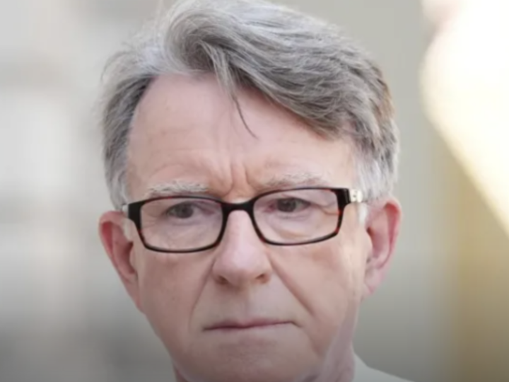 شرطة لندن تفتش عقارين مرتبطين ببيتر ماندلسون في إطار تحقيق بشبهة فساد