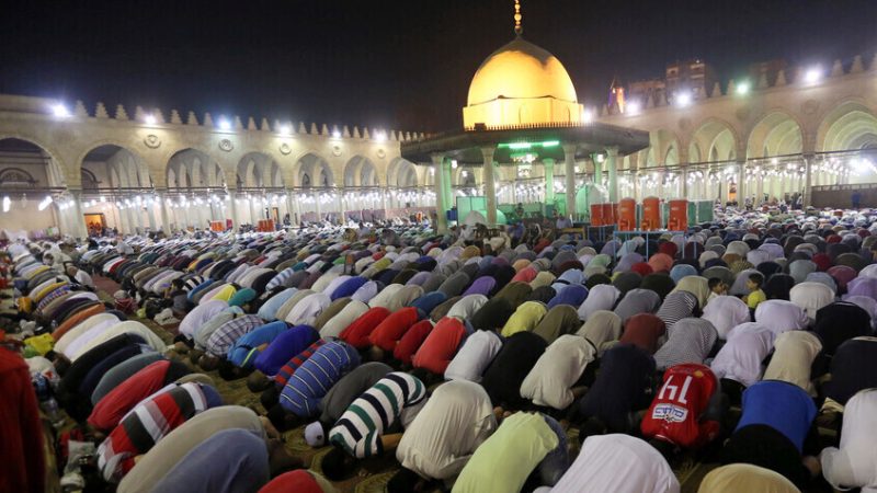 مصر.. بيان عاجل بعد  “حظر” الشعائر الرمضانية 