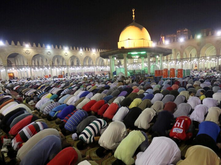 مصر.. بيان عاجل بعد  “حظر” الشعائر الرمضانية 