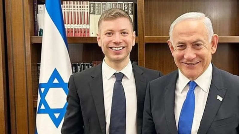 مسؤول أمني إسرائيلي يكشف تفاصيل صادمة حول اعتداء يائير نتنياهو على والده