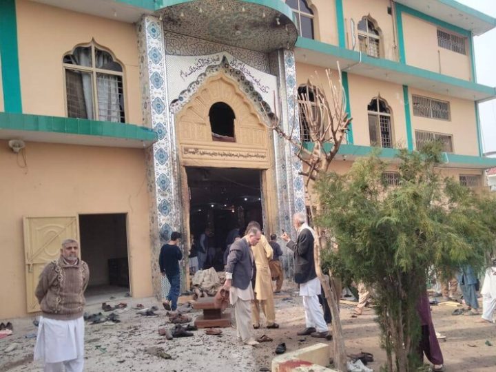 “والدته اقتيدت من منطقة راقية بالعاصمة”.. السلطات الباكستانية تعتقل أقارب منفذ “هجوم المسجد”