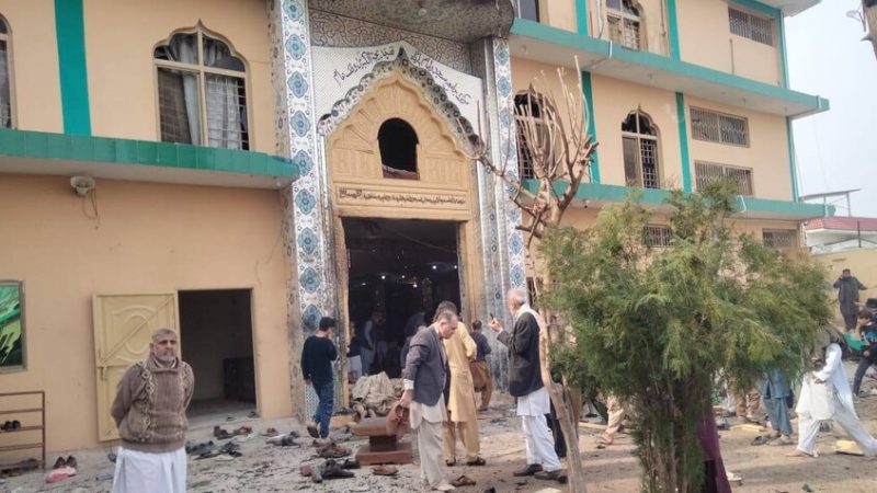 “والدته اقتيدت من منطقة راقية بالعاصمة”.. السلطات الباكستانية تعتقل أقارب منفذ “هجوم المسجد”