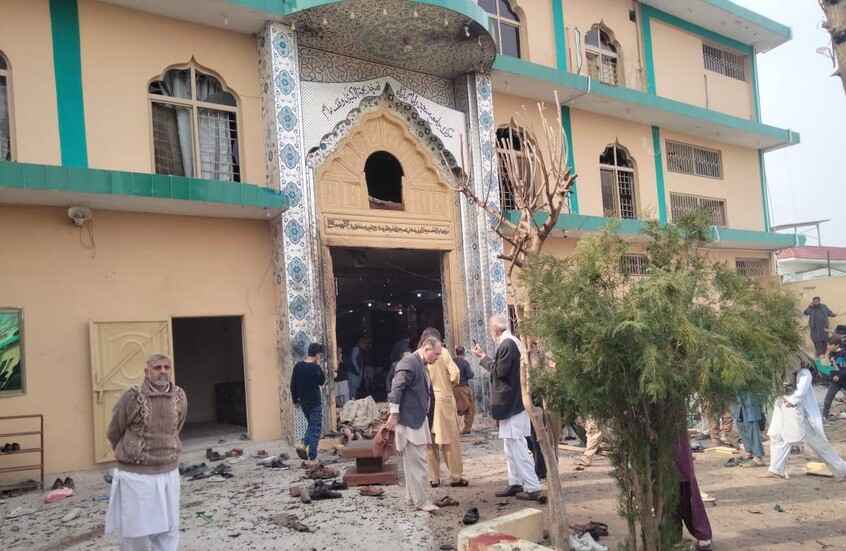“والدته اقتيدت من منطقة راقية بالعاصمة”.. السلطات الباكستانية تعتقل أقارب منفذ “هجوم المسجد”
