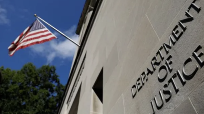 العدل الأمريكية: اتهام رجل بتهديد نائب ترامب بالقتل