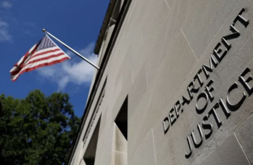 العدل الأمريكية: اتهام رجل بتهديد نائب ترامب بالقتل