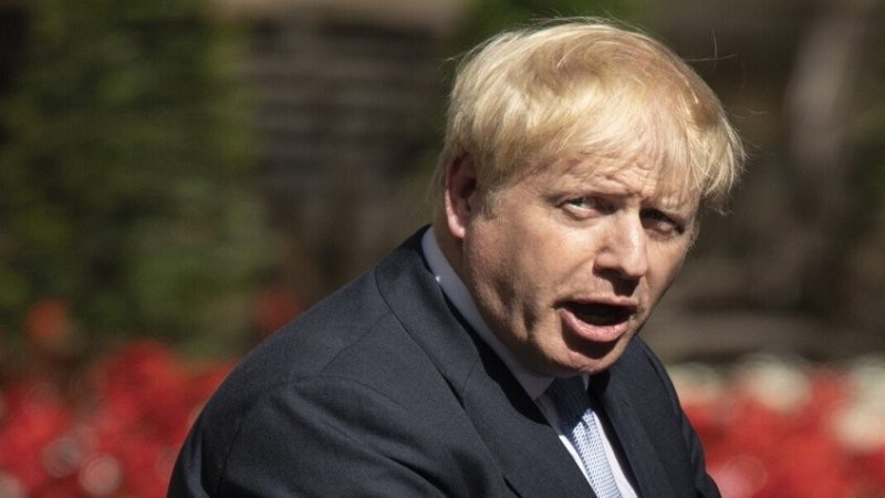 بوريس جونسون يدعو لمعاقبة سفير بلاده السابق في واشنطن بسبب صلاته بإبستين