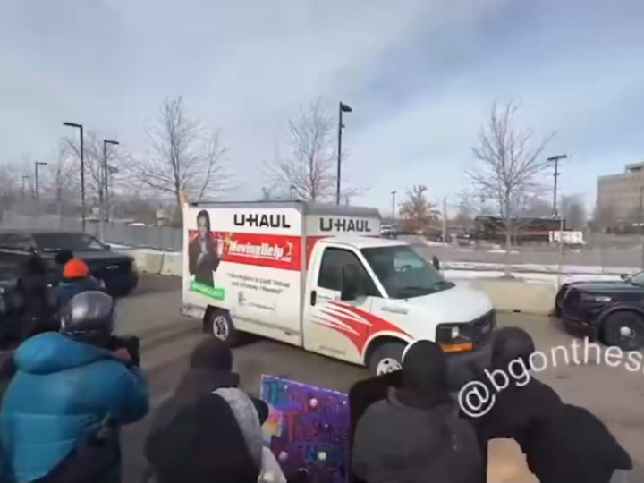 محرض معاد للإسلام يتعرض لهجوم في مينيابوليس بولاية مينيسوتا الأمريكية (فيديو)