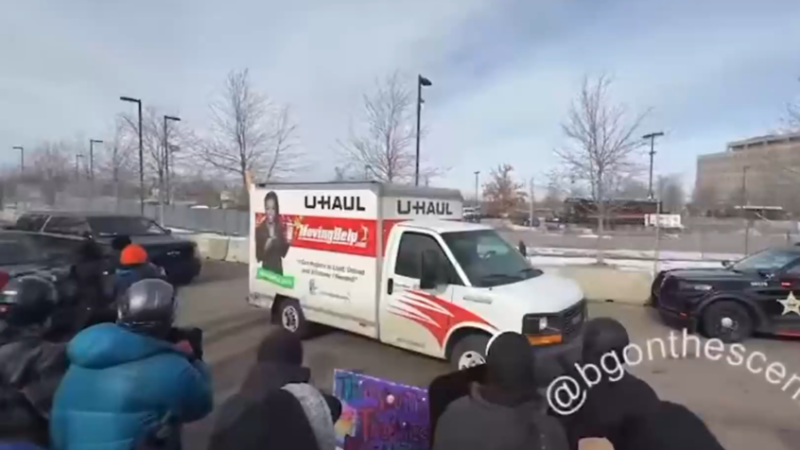 محرض معاد للإسلام يتعرض لهجوم في مينيابوليس بولاية مينيسوتا الأمريكية (فيديو)