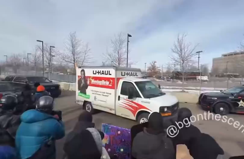 محرض معاد للإسلام يتعرض لهجوم في مينيابوليس بولاية مينيسوتا الأمريكية (فيديو)