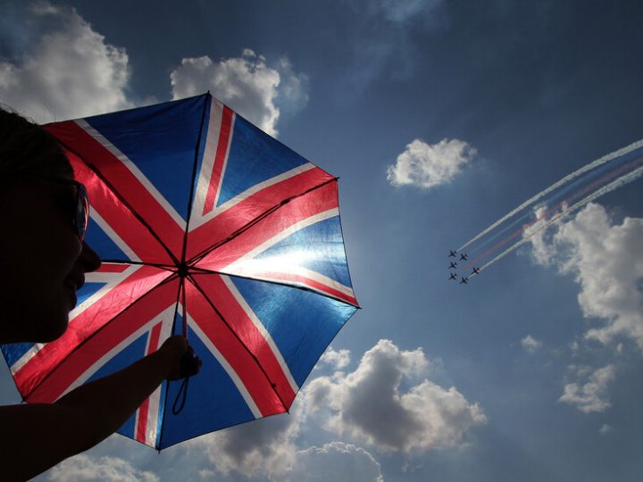 كشف مشاركة رئيس وزراء بريطاني سابق في حفلات جنسية جماعية مع شريكة إبستين