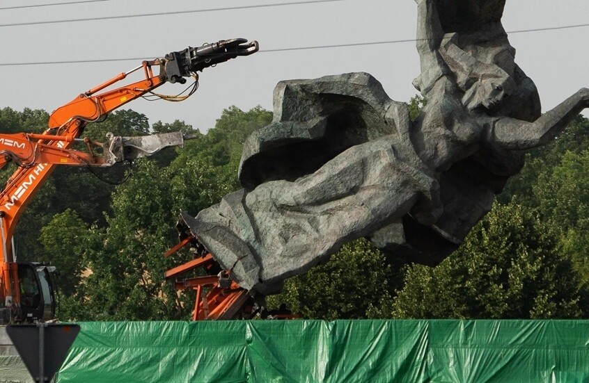 موسكو تحذر من تأثير تدمير نصب الجنود السوفييت على معاداة السامية في أوروبا