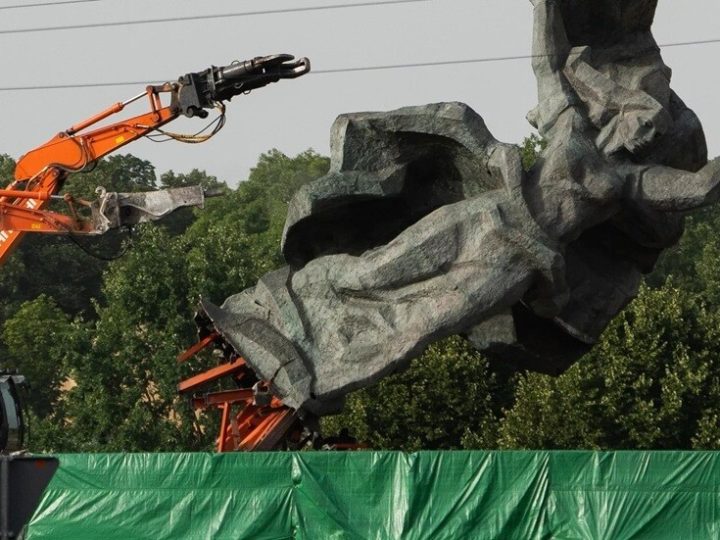 موسكو تحذر من تأثير تدمير نصب الجنود السوفييت على معاداة السامية في أوروبا