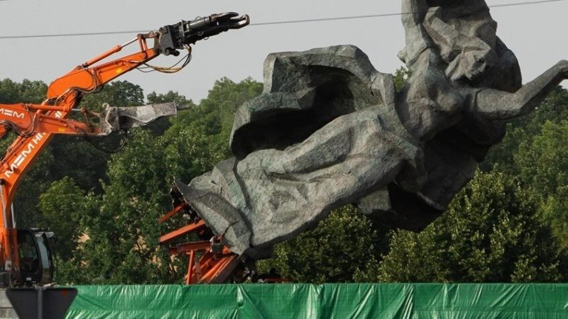 موسكو تحذر من تأثير تدمير نصب الجنود السوفييت على معاداة السامية في أوروبا