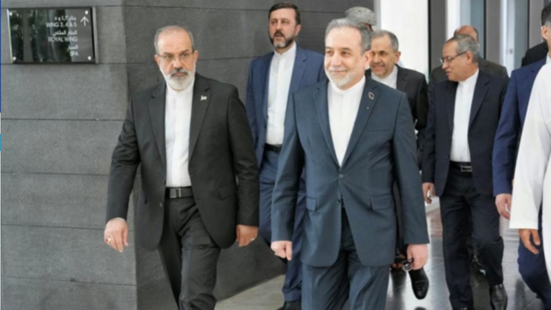 عراقجي يكشف كواليس مفاوضات مسقط.. تحية ومصافحة وطلب أمريكي مرفوض!