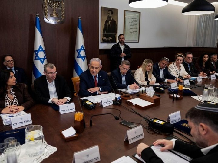 إعلام إسرائيلي: الأمريكيون ساذجون للغاية وكوشنر وويتكوف يضللان ترامب