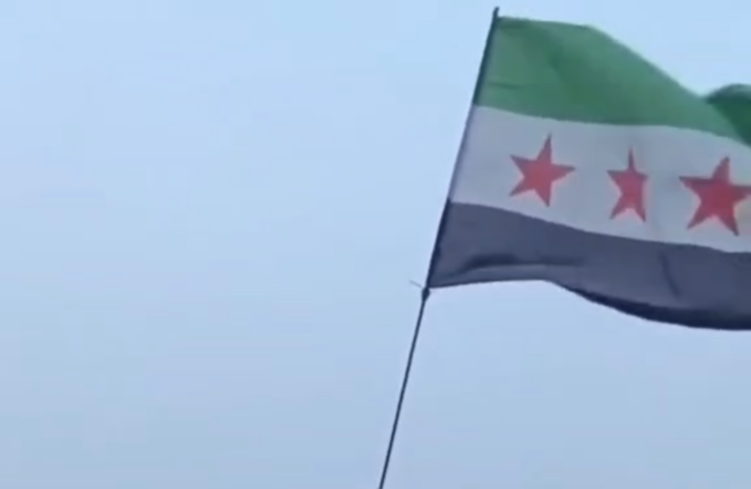 الجيش السوري يرفع العلم الوطني فوق مطار القامشلي (فيديو)