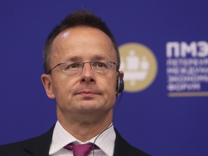 سيارتو: الصراع في أوكرانيا كان سينتهي لو لم يقم الاتحاد الأوروبي بعرقلة جهود ترامب