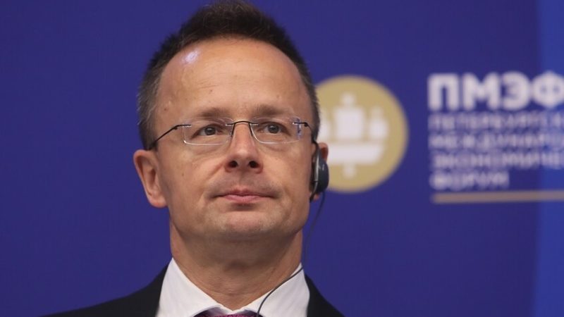 سيارتو: الصراع في أوكرانيا كان سينتهي لو لم يقم الاتحاد الأوروبي بعرقلة جهود ترامب