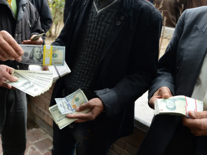 واشنطن تزعم: قادة إيران يهربون ملايين الدولارات “بجنون”