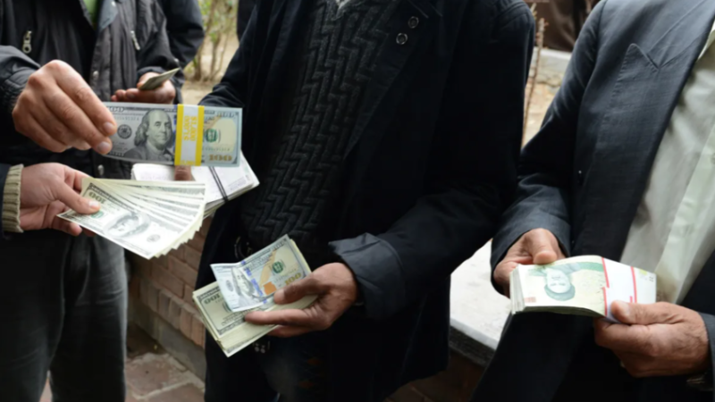 واشنطن تزعم: قادة إيران يهربون ملايين الدولارات “بجنون”