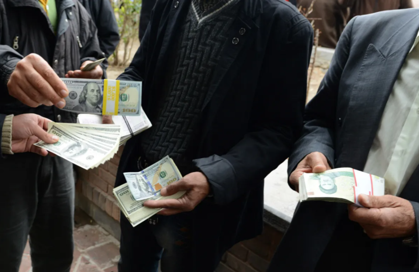 واشنطن تزعم: قادة إيران يهربون ملايين الدولارات “بجنون”