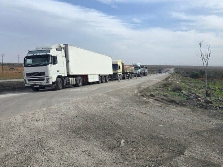 على خلفية مقتل أربعة مواطنين.. مجموعات تابعة لـ”الحرس الوطني” تغلق طريق السويداء – دمشق